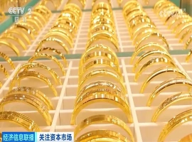 金市价格下降之际，恰逢“七夕”佳节促销活动，上海的金饰品店迎来了销售高峰。-创优资源分享网