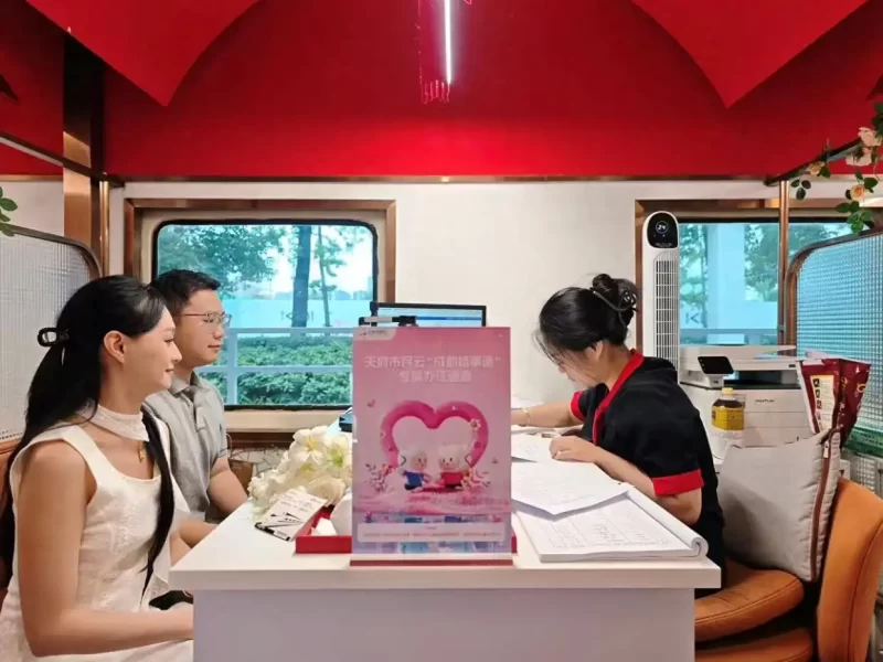 图片[3]-在七夕节举办的领证仪式上，一款别具一格的“抢眼包”成为了焦点。-创优资源分享网