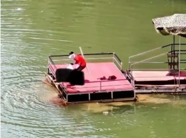 游客在景区高处不幸跌落，地面40米处发现血迹，现场情况令人震惊。-创优资源分享网