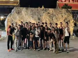 两位女士发起了一次泰山攀登活动，吸引了24位参与者加入。此次活动的总费用约为3万元。-创优资源分享网