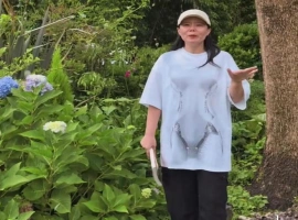 龚琳娜曾遭遇腰椎间盘突出，行动受限，一条腿无法活动，但她勇敢面对，克服健康危机。-创优资源分享网