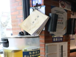 上海某图书馆的读者留言簿近期备受关注。-创优资源分享网