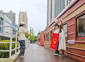 在七夕节举办的领证仪式上，一款别具一格的“抢眼包”成为了焦点。-创优资源分享网