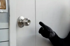 凌晨时分，一名男子潜入一户陌生人住宅，对一名女性实施麻醉，随后从其静脉中抽取血液。-创优资源分享网