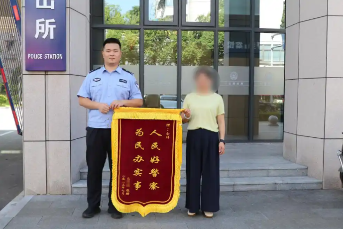 一位女性不幸陷入诈骗陷阱  警察在紧急关头灵机一动，指示道：“赶紧把我设置为你的儿子备注！”-同恩资源分享网
