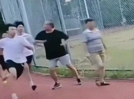 一名老年人在散步时故意用肘部撞击正在跑步的学生，这一行为引发了公众的广泛关注和热议。-创优资源分享网