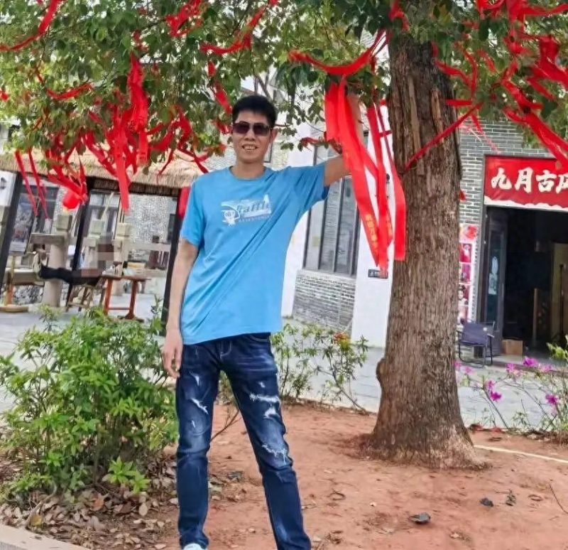 在广西北海，一家庭三口不幸遭遇海浪袭击，其中一人不幸失踪，另一人正在重症监护室接受治疗。-同恩资源分享网