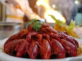 小龙虾在夜宵界风靡一时，成为了热门的美食代表。但时至今日，它似乎已经失去了曾经的辉煌。-创优资源分享网