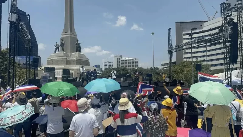 泰国公众举行集会，强烈要求被停职的前总理佩通坦辞职，现场有示威者大声呼喊其昵称。-同恩资源分享网