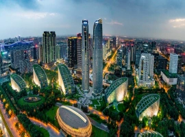 原本承诺在清洗玻璃外墙前会提前告知，但女子因未拉上窗帘，裸睡时被突然出现的工人惊醒了。-创优资源分享网