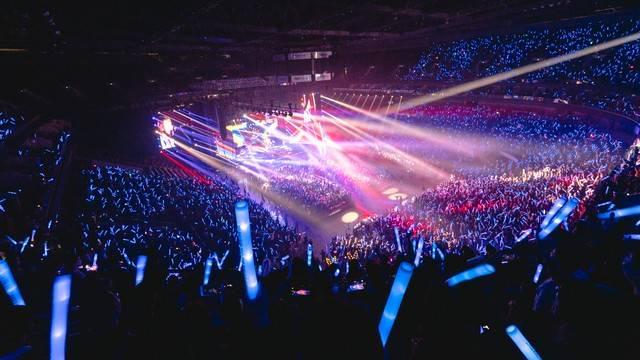 在伍佰的演唱会上，歌迷们齐声高呼“加班”，-同恩资源分享网