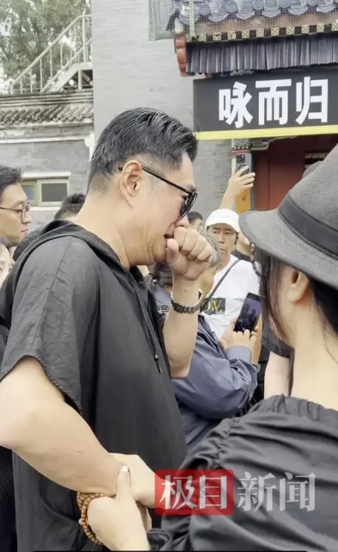 图片[3]-著名歌手千百惠的追悼会在北京举行，黄安悲痛至极，泪流满面，长时间不愿离开现场。-创优资源分享网